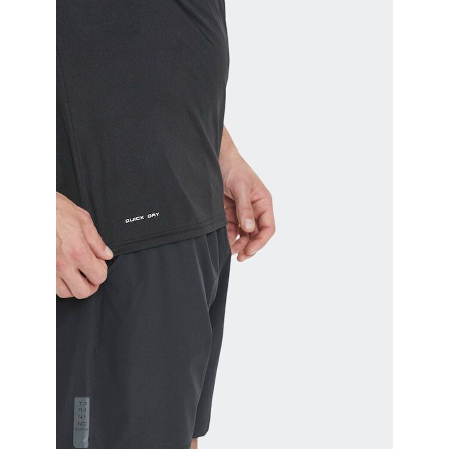 Détail du t-shirt de sport Endurance Dipose V2 à manches courtes, coupe ouverte pour homme