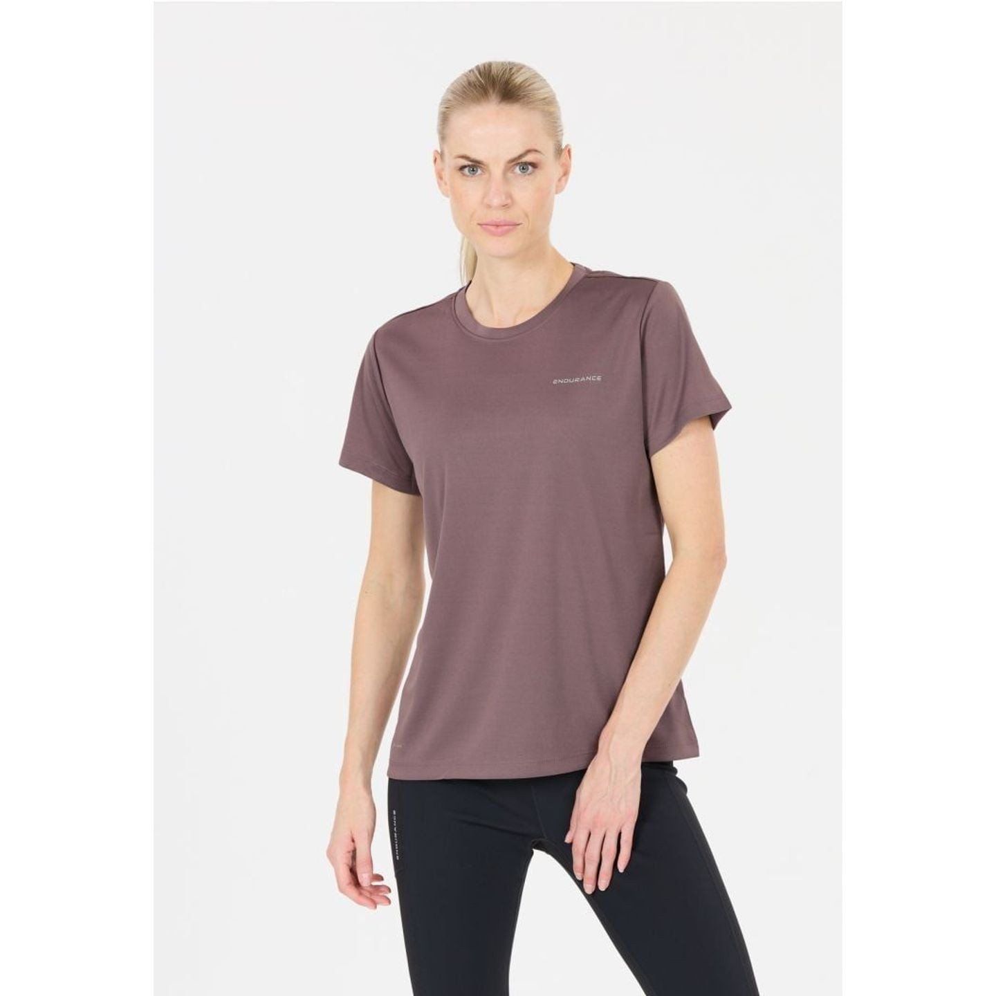 Mannequin portant le t-shirt KEILY V2 W S/S TEE mauve avec leggings noirs, vue de face en studio