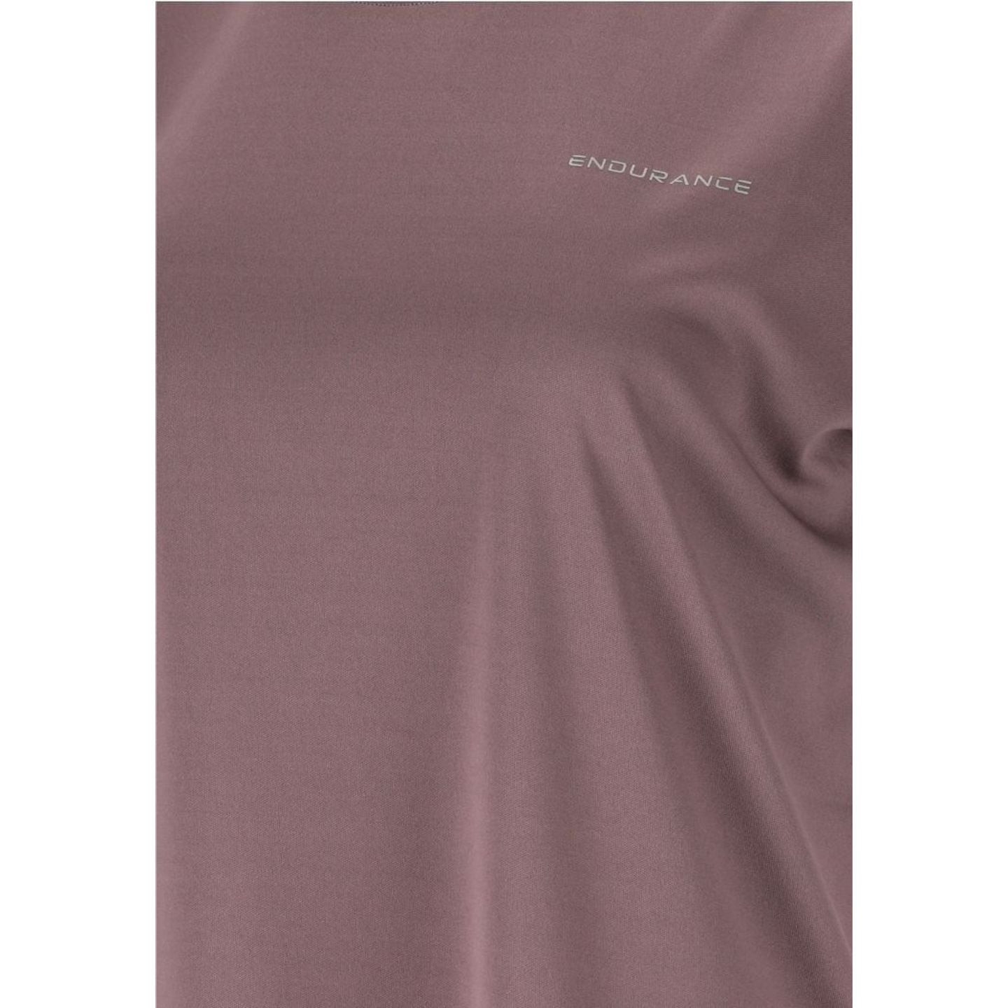 Gros plan sur la maille douce mauve et le logo ENDURANCE réfléchissant du t-shirt KEILY V2
