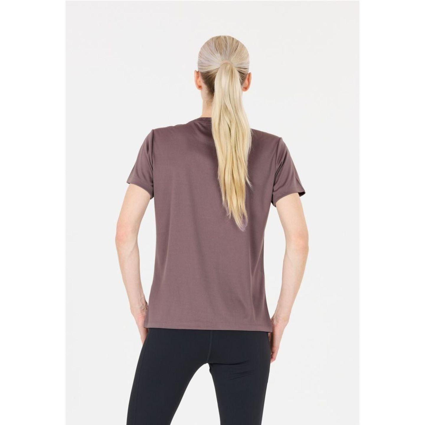 Vue de dos d'un mannequin portant le t-shirt KEILY V2 W S/S TEE mauve et un legging d'entraînement n