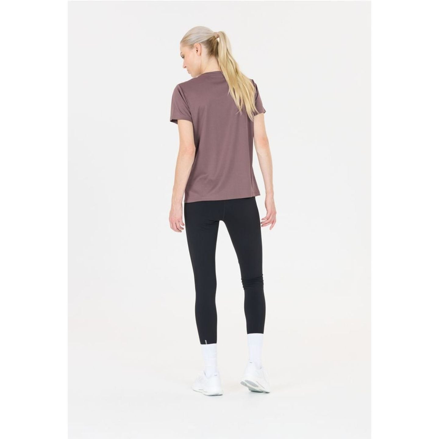 Vue de dos en pied d'un mannequin portant le t-shirt KEILY V2 mauve, leggings noirs, chaussettes et 