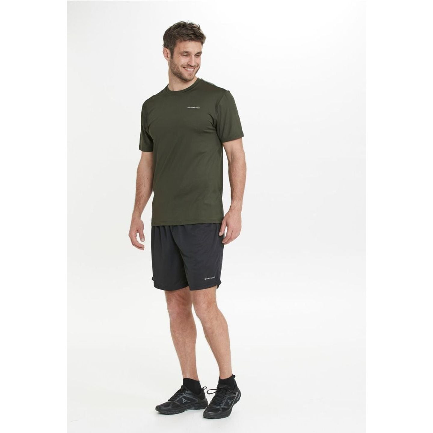 Endurance Short De Sport Léger Respirant Quick-Dry Sesto M Homme porté pendant un entraînement en ex