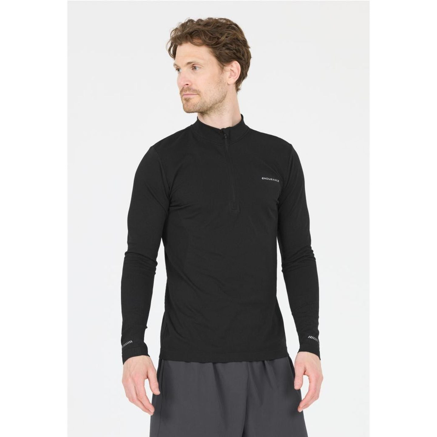 Homme portant le Endurance Sweat À Manches Longues De Course À Pied Jaro M Seamless Midlayer Sans Co