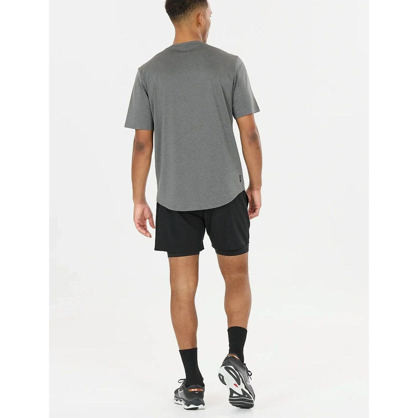 Homme portant le Virtus Short 2-En-1 De Course Zayne V2 Respirant Et Extensible Homme en extérieur