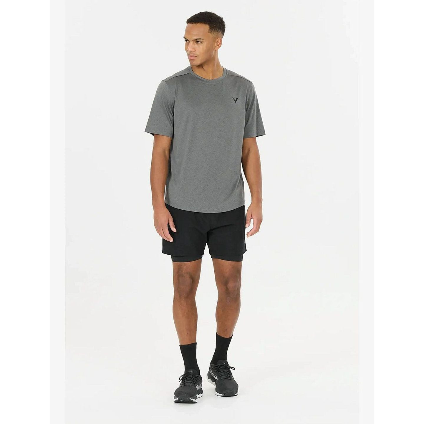 Homme portant le Virtus Short 2-En-1 De Course Zayne V2 Respirant Et Extensible Homme pendant un foo