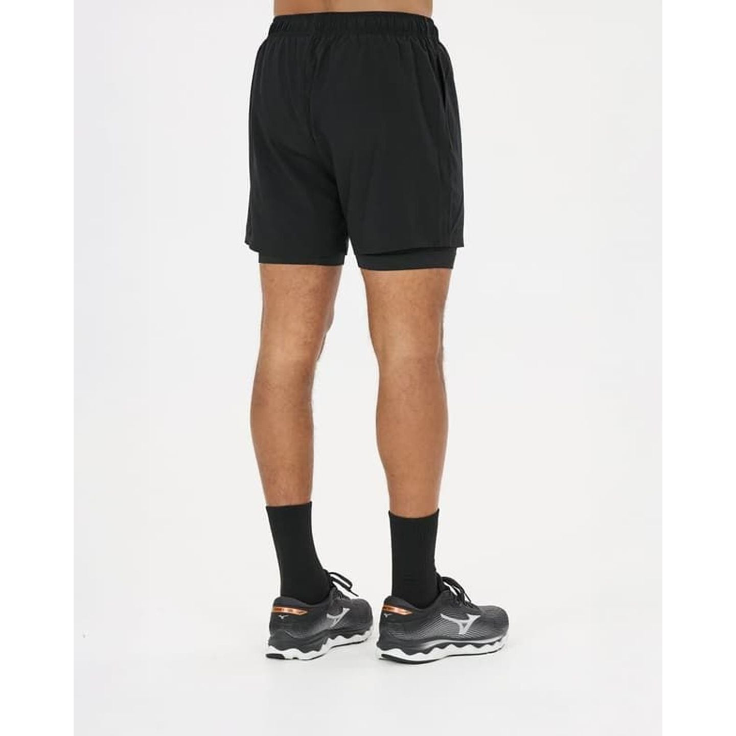 Homme portant le Virtus Short 2-En-1 De Course Zayne V2 Respirant Et Extensible Homme en extérieur