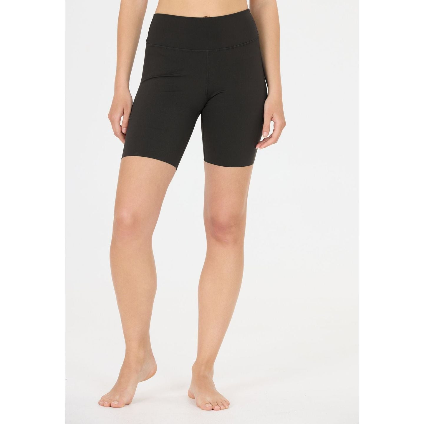 Femme active portant Athlecia Cuissard Court De Sport Bloom V2 Tissu Extensible Femme en extérieur