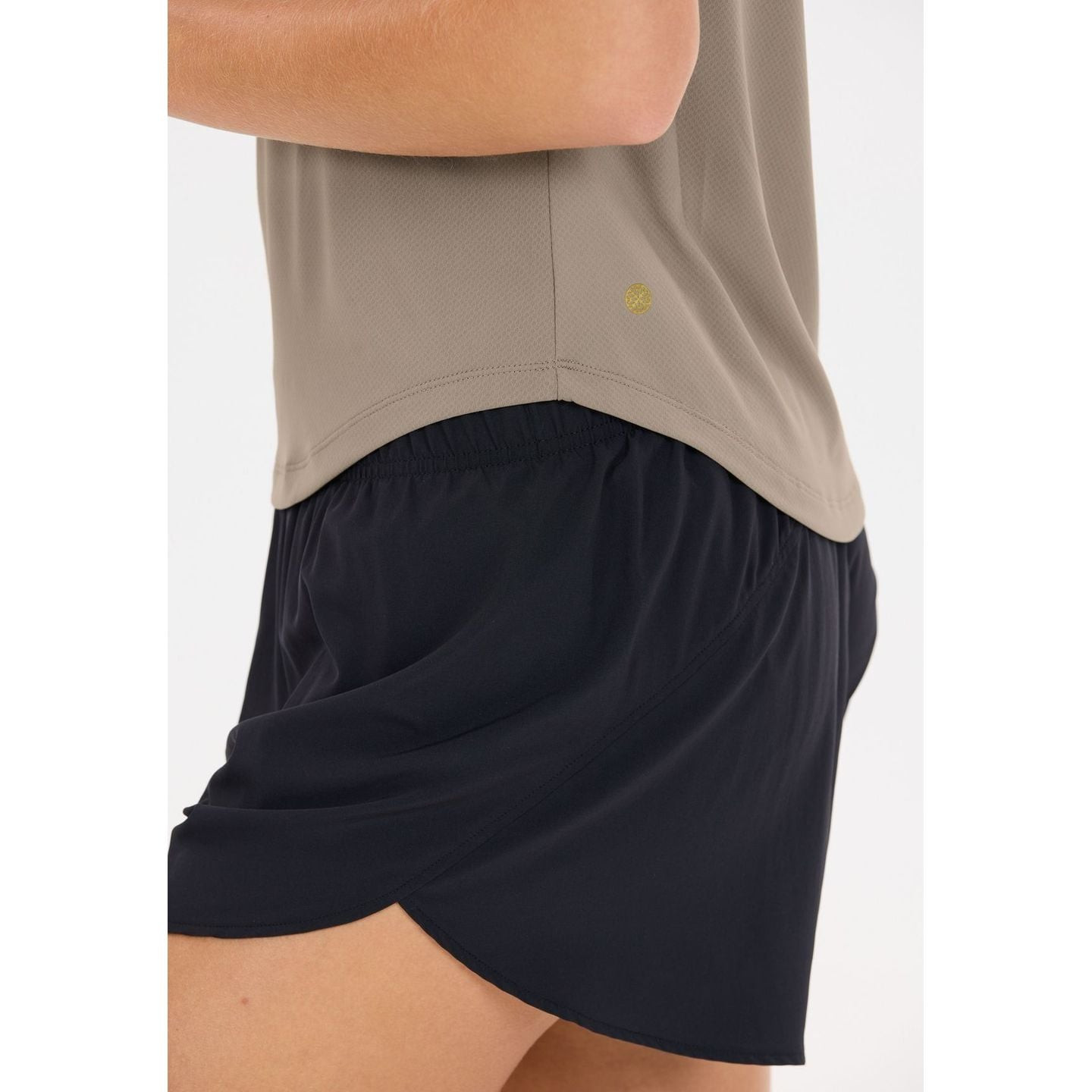 Athlecia T-Shirt De Sport Respirant Doja Femme Manches Courtes Quick-Dry en ambiance urbaine