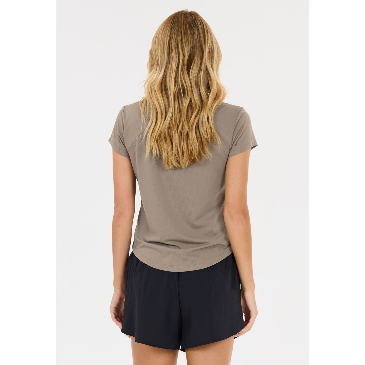 Athlecia T-Shirt De Sport Respirant Doja Femme Manches Courtes Quick-Dry porté lors d'une séance de 