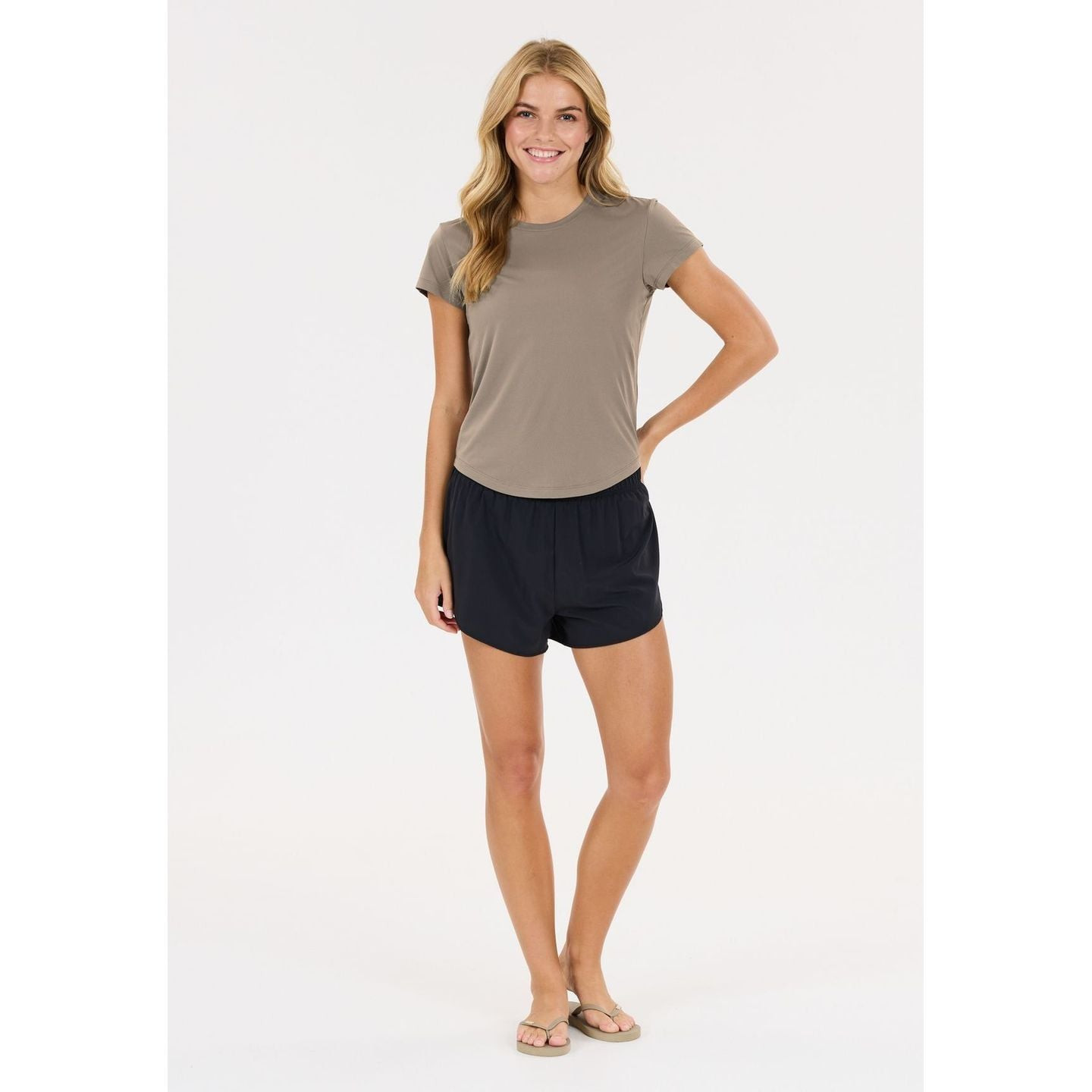 Athlecia T-Shirt De Sport Respirant Doja Femme Manches Courtes Quick-Dry porté en extérieur