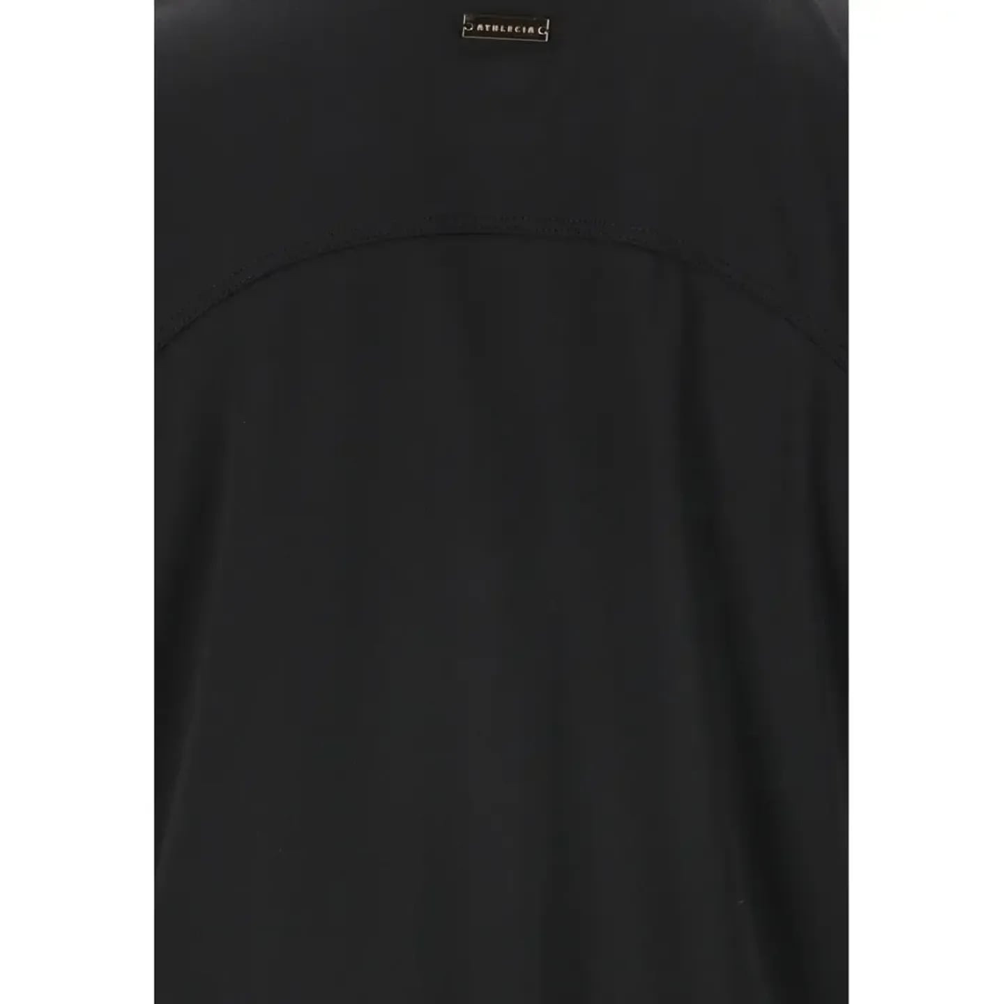 Gros plan du dos du t-shirt Athlecia Doja avec étiquette logo et couture d'empiècement incurvée