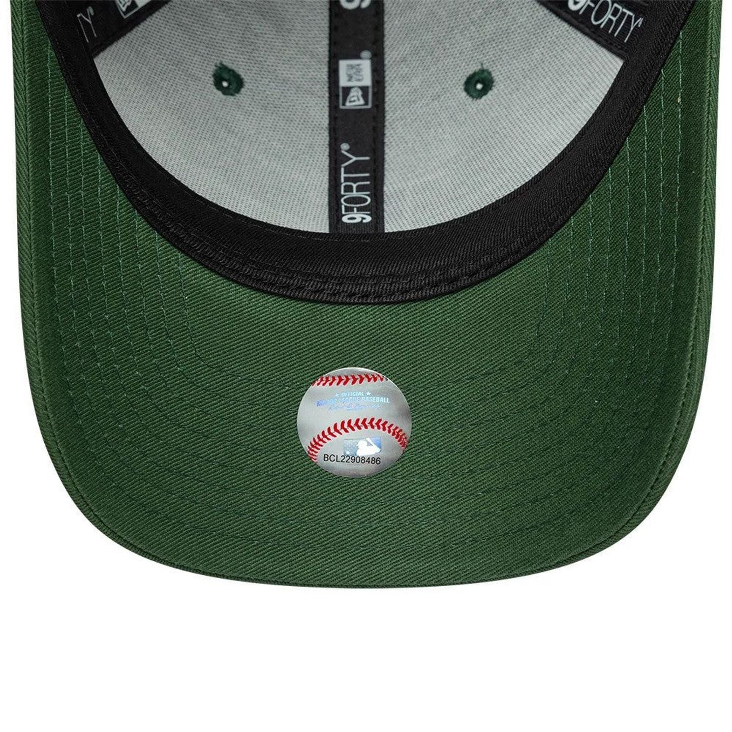 Gros plan sur le dessous de la visière verte avec l’autocollant MLB Authentic et le bandeau intérieu