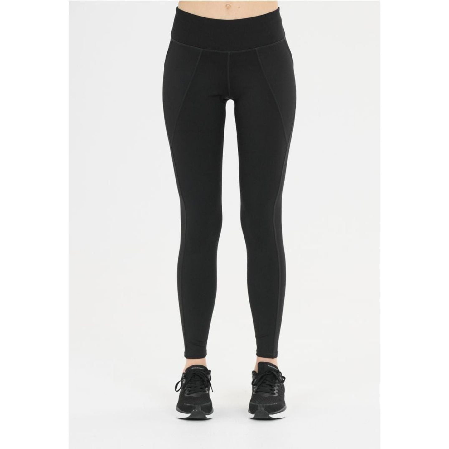 Femme portant le collant de sport taille haute TAROLE W TIGHTS noir avec chaussures de running noire