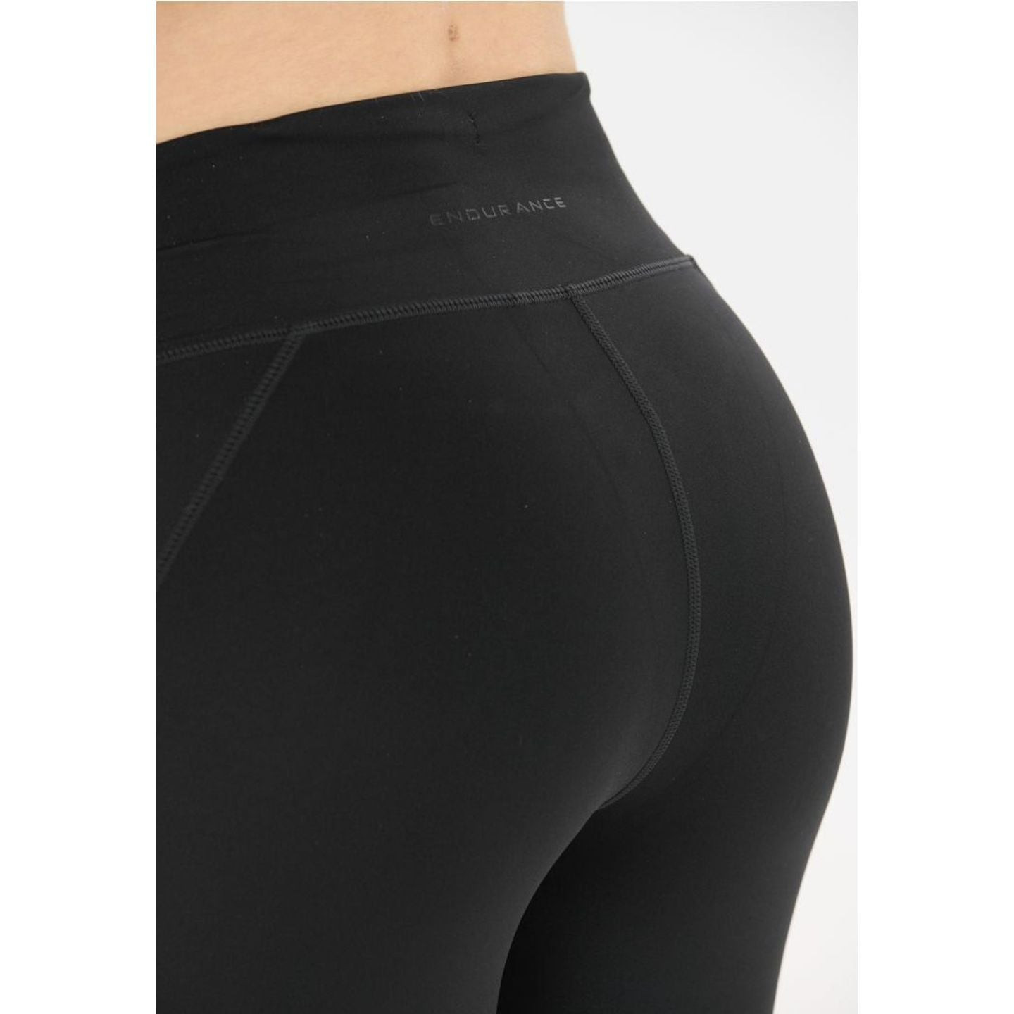 Vue arrière du collant TAROLE W TIGHTS noir montrant le logo ENDURANCE imprimé sur la ceinture haute