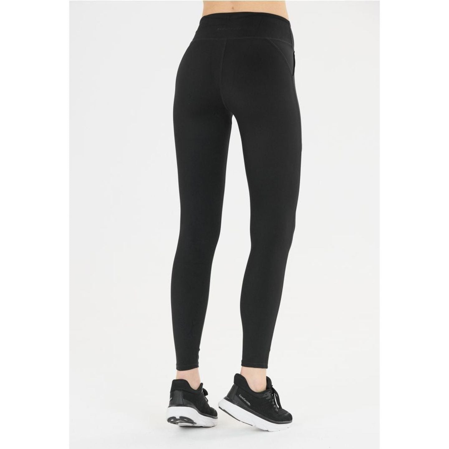 Vue de dos d'une femme portant un collant TAROLE W TIGHTS noir et des chaussures de running, taille 