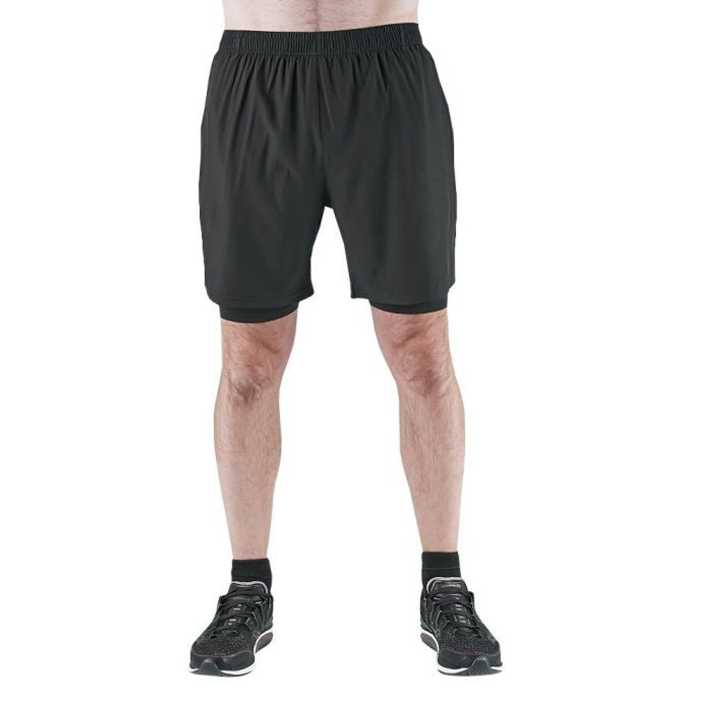 Mannequin portant le short 2-en-1 Vanclause noir avec doublure compressante, chaussettes noires et c