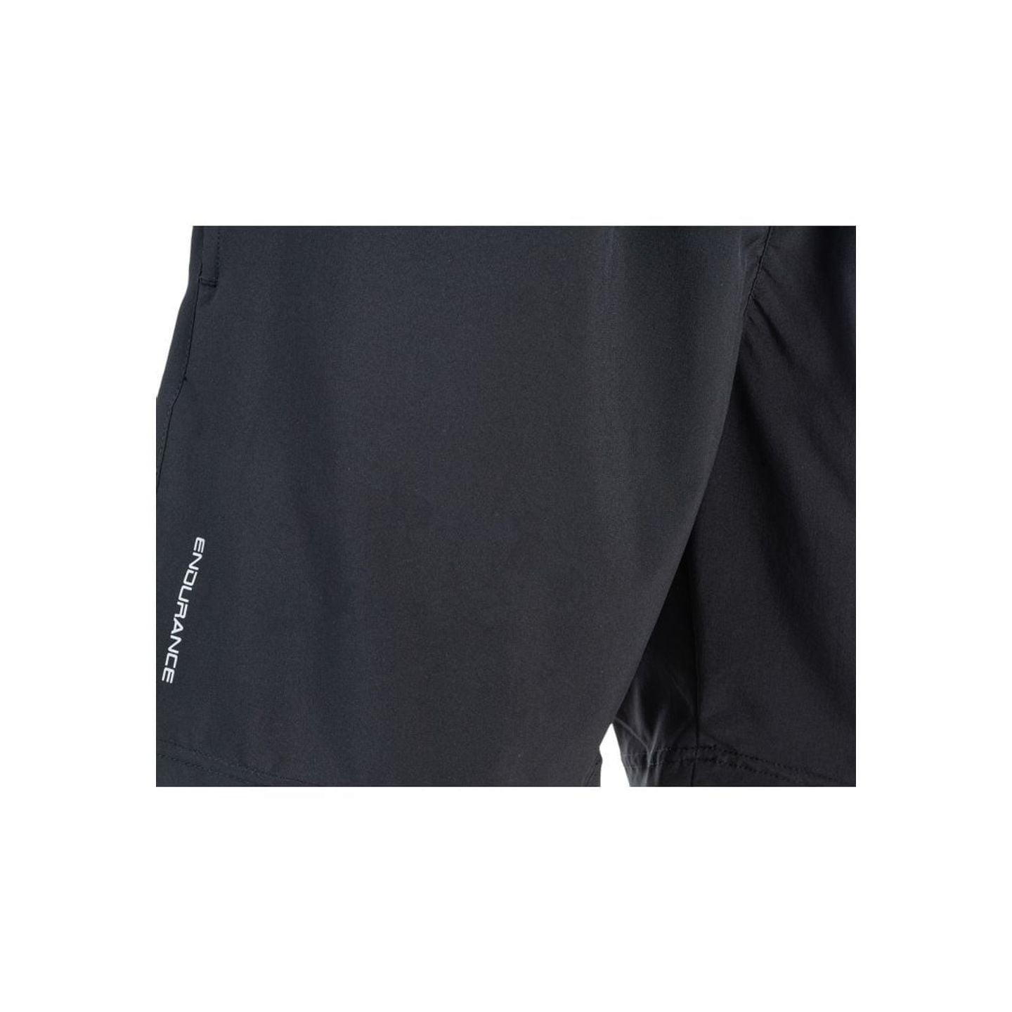 Détail du tissu noir du short Vanclause 2-en-1 avec logo vertical Endurance blanc sur la jambe