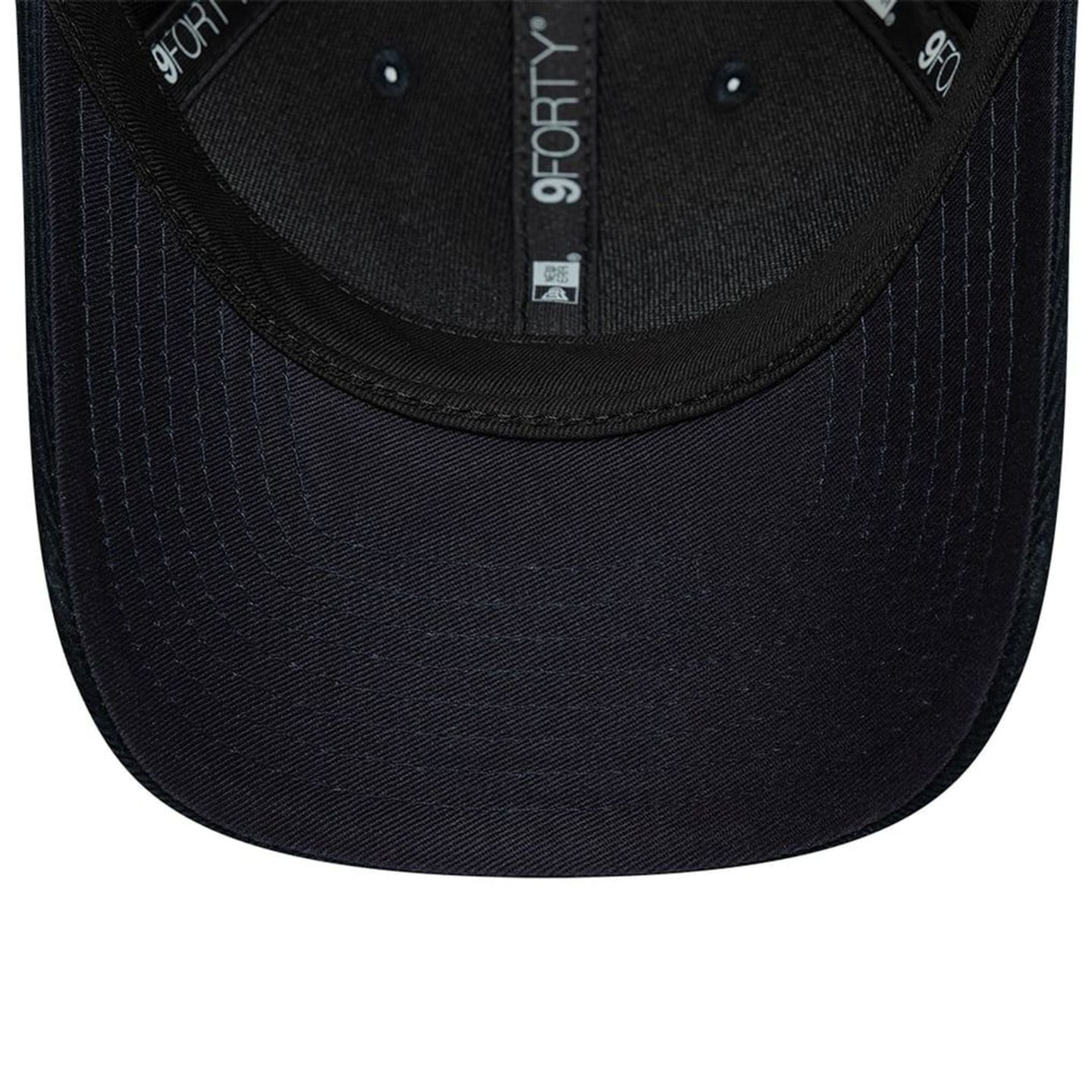 Détail de la casquette New Era 9FORTY Alpine F1 Team en velours côtelé ajustable homme
