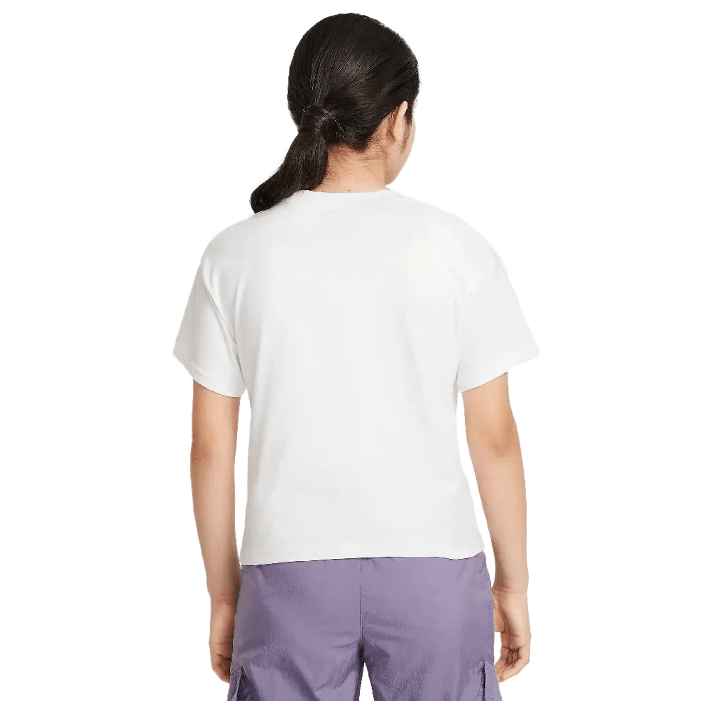 Jeune fille portant le Nike T-Shirt Manches Courtes Coupe Boxy Sportswear Essential Junior Fille