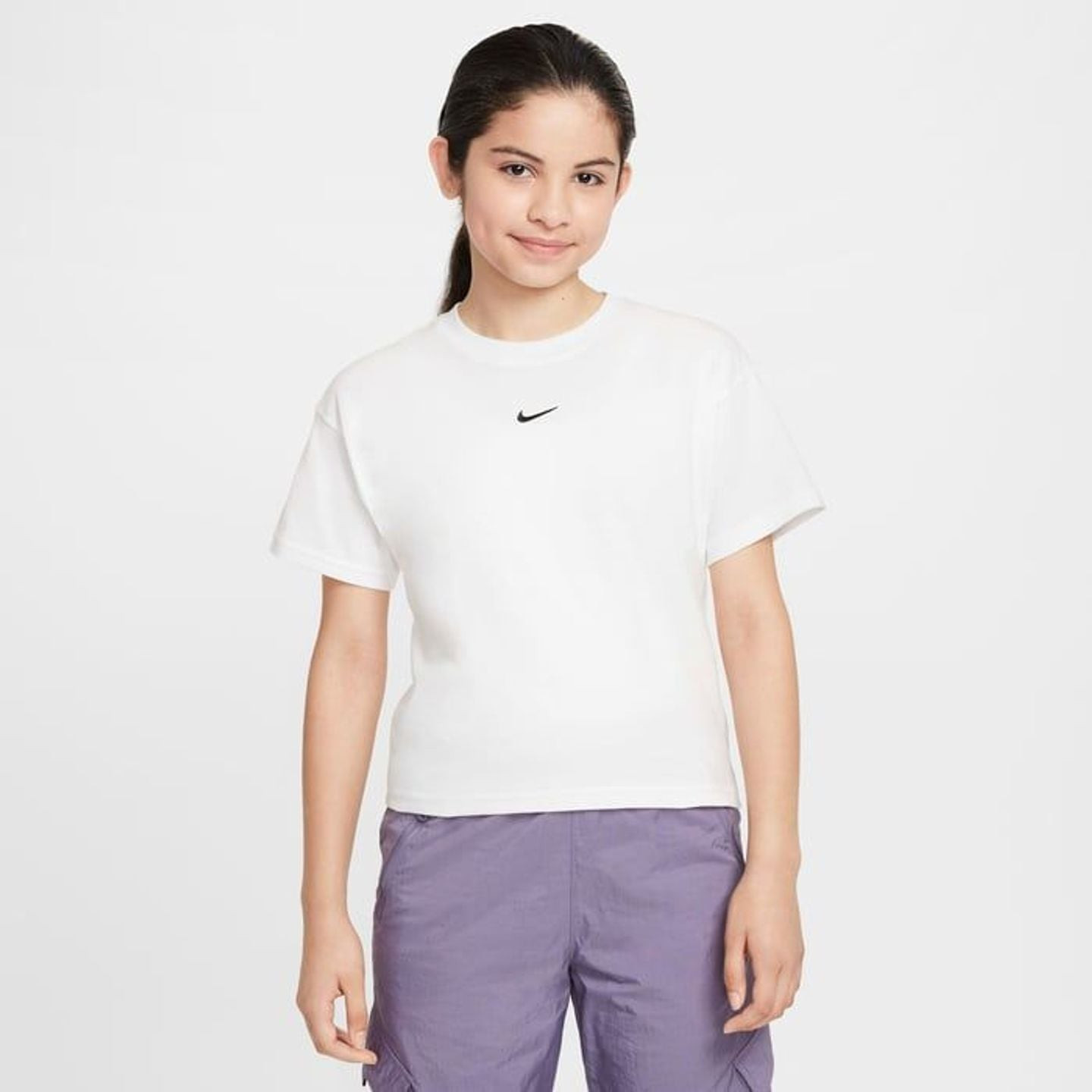 Jeune fille portant le Nike T-Shirt Manches Courtes Coupe Boxy Sportswear Essential Junior Fille en 