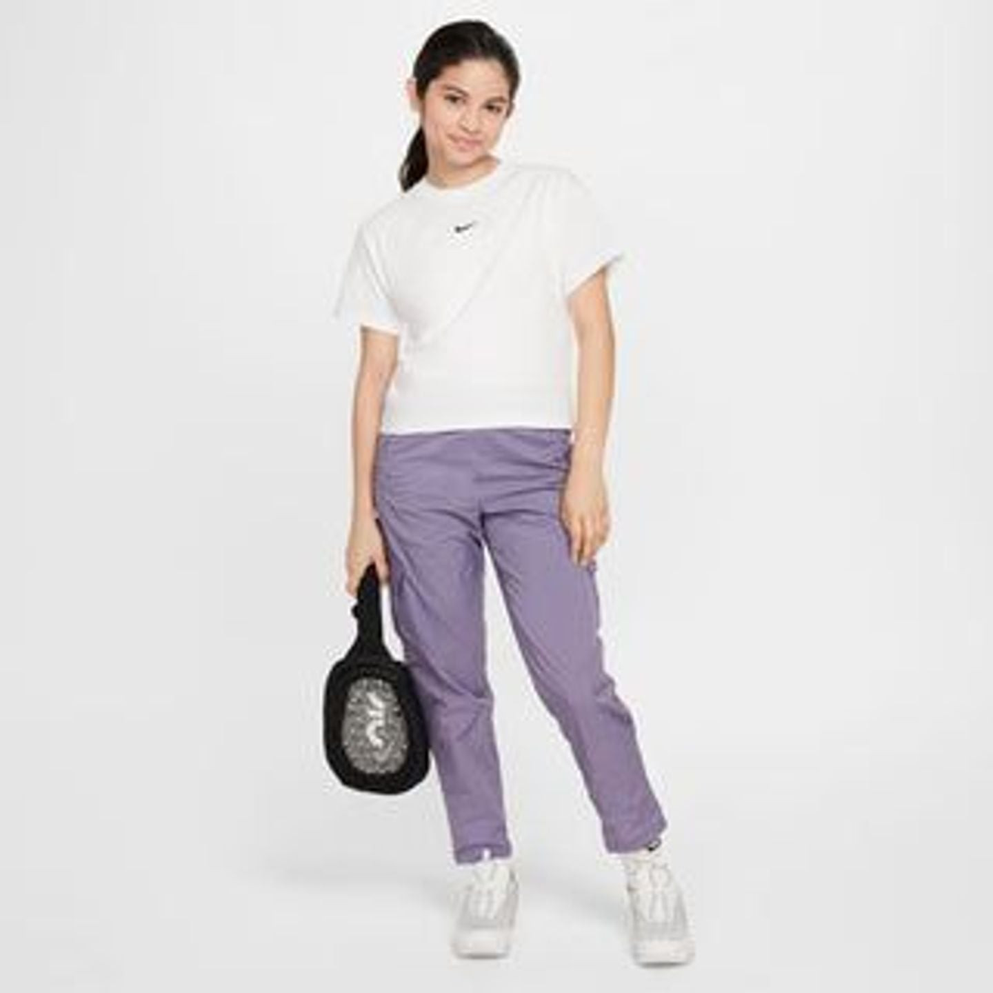 Jeune fille portant le Nike T-Shirt Manches Courtes Coupe Boxy Sportswear Essential Junior Fille