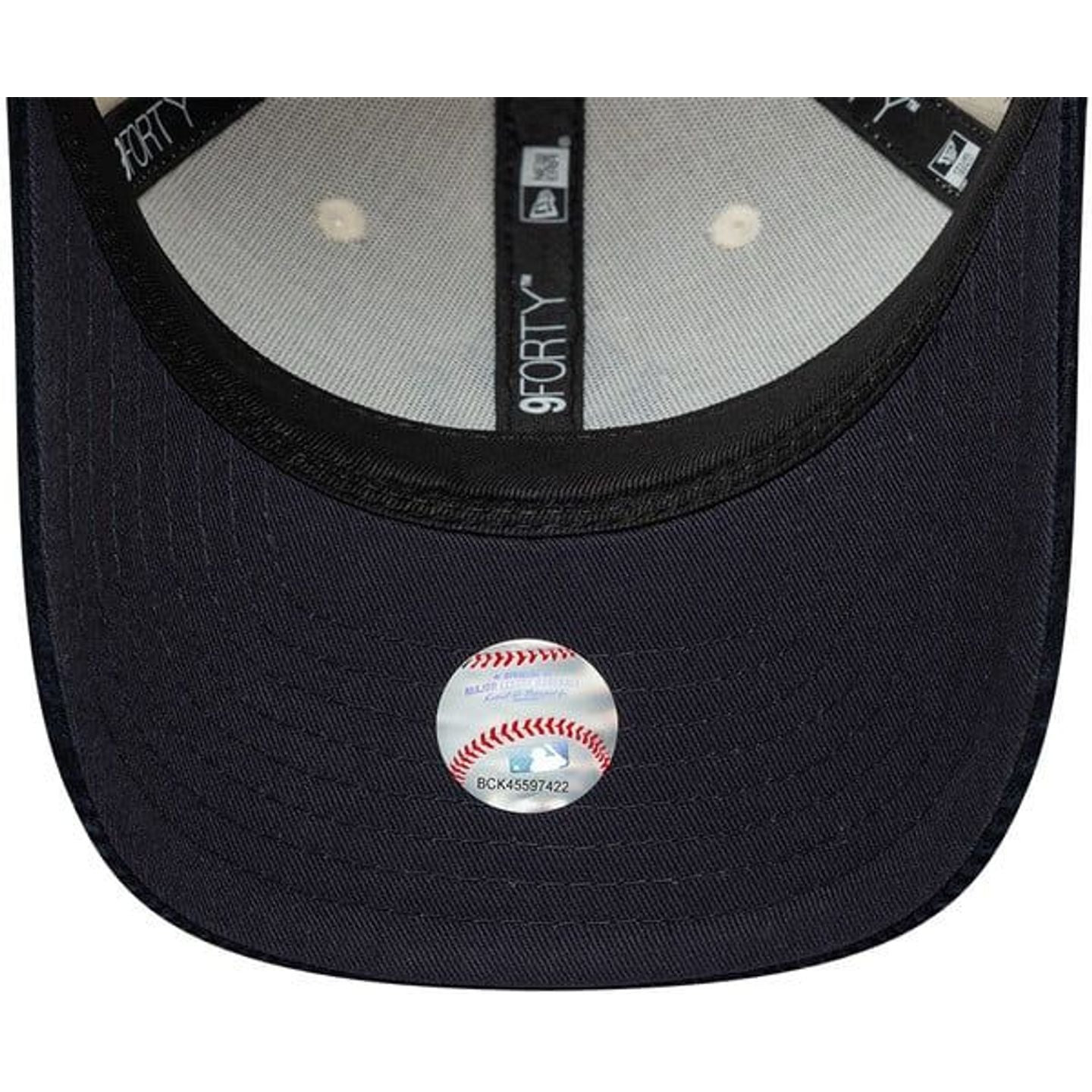 Détail sous la visière de la casquette New Era CHYT CORD 9FORTY : étiquette 9FORTY, coutures et stic