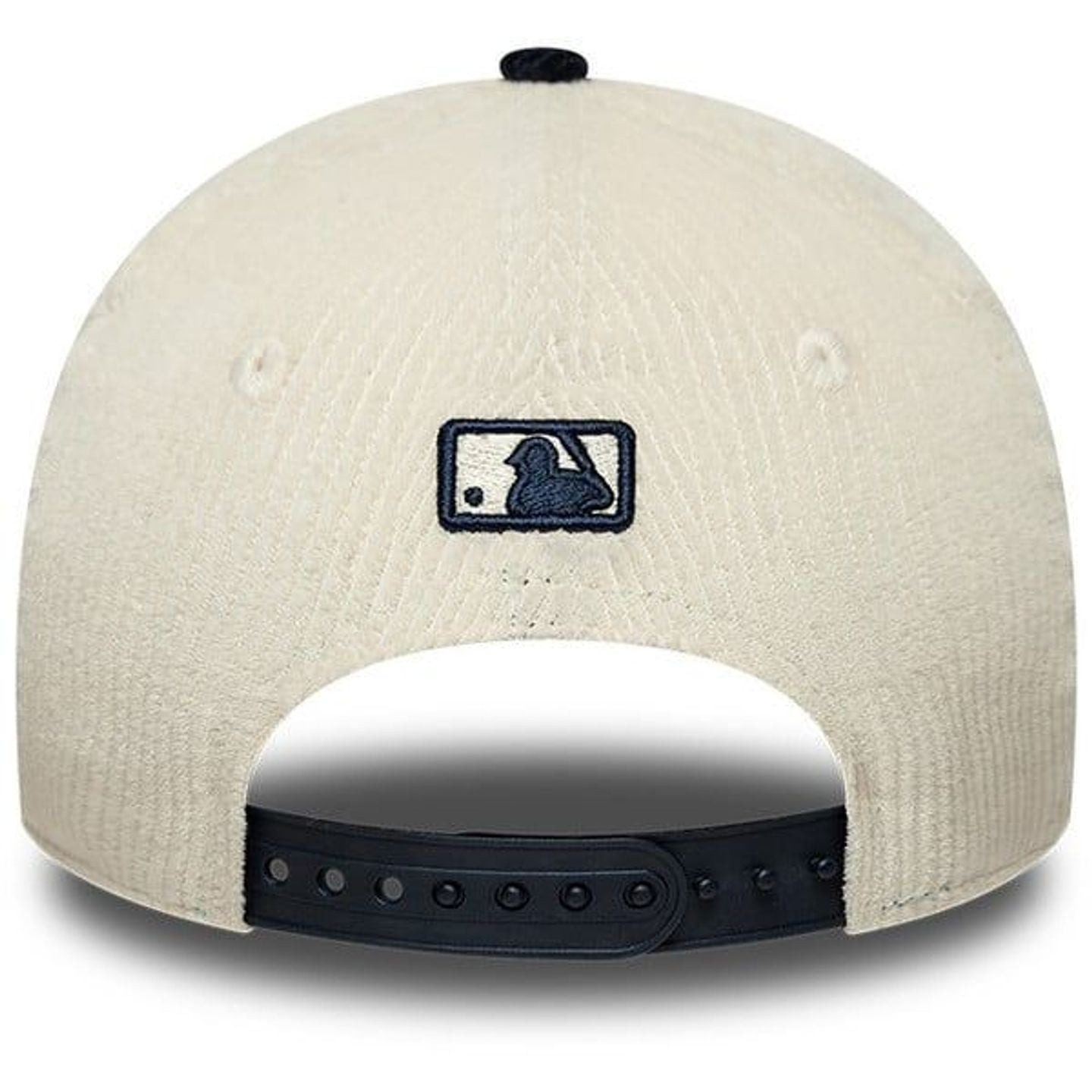 Vue arrière de la casquette New Era CHYT CORD 9FORTY : dos en velours côtelé crème, logo MLB et sang