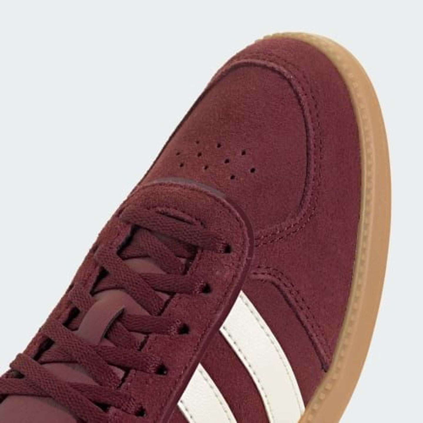 Détail des Adidas Baskets Lifestyle Basses Breaknet Sleek Perforées Femme avec tige perforée et troi