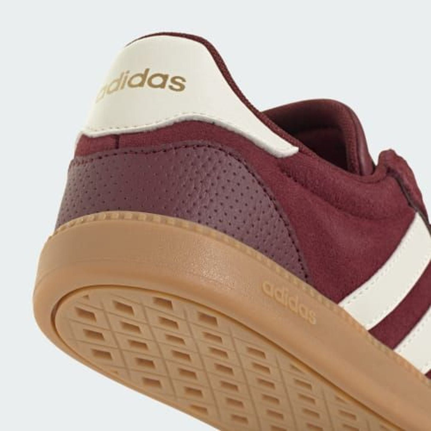Détail des Adidas Baskets Lifestyle Basses Breaknet Sleek Perforées Femme, tige perforée et trois ba