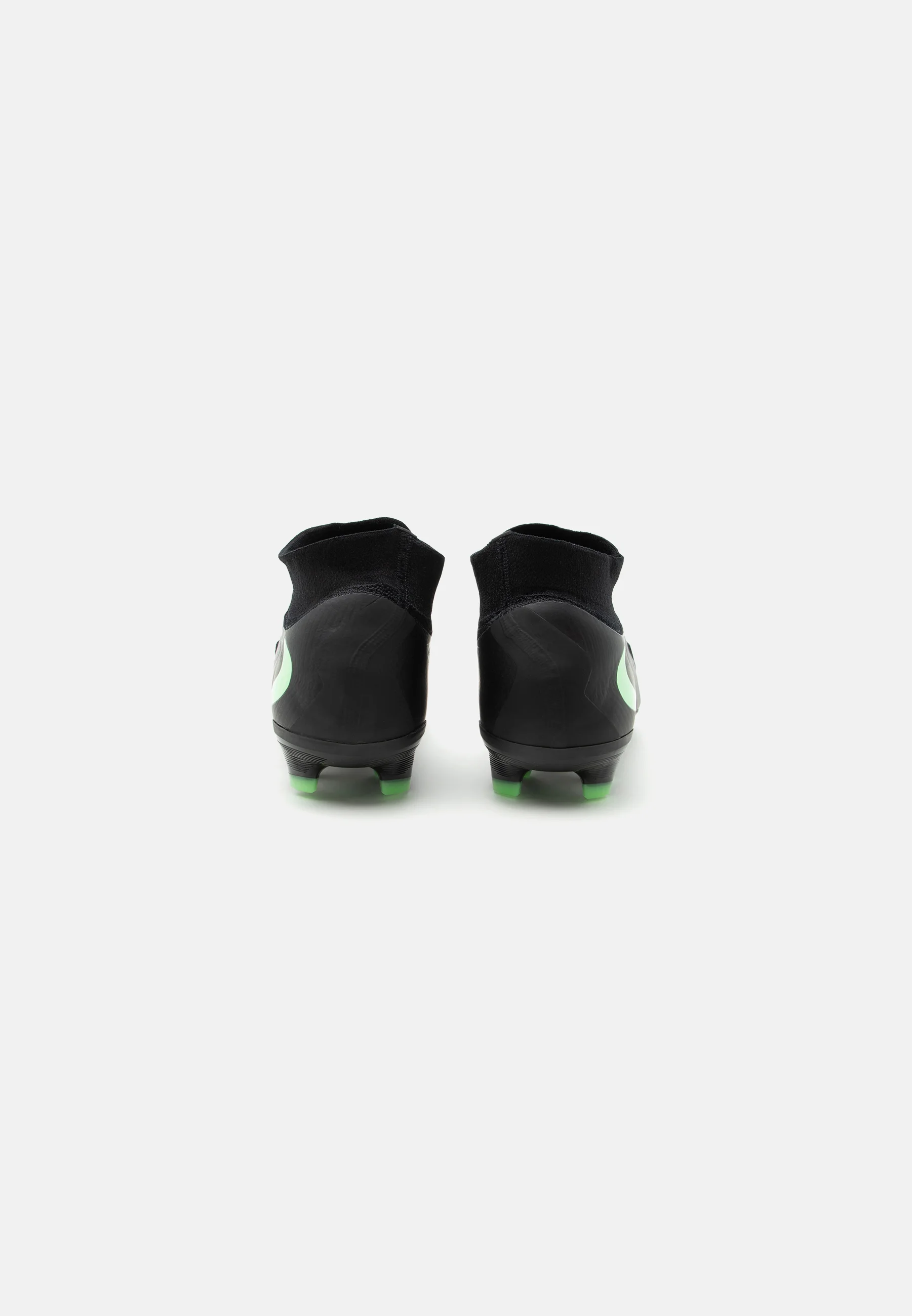 Nike Phantom 6 High Pro FG : Précision ultime pour terrain ferme