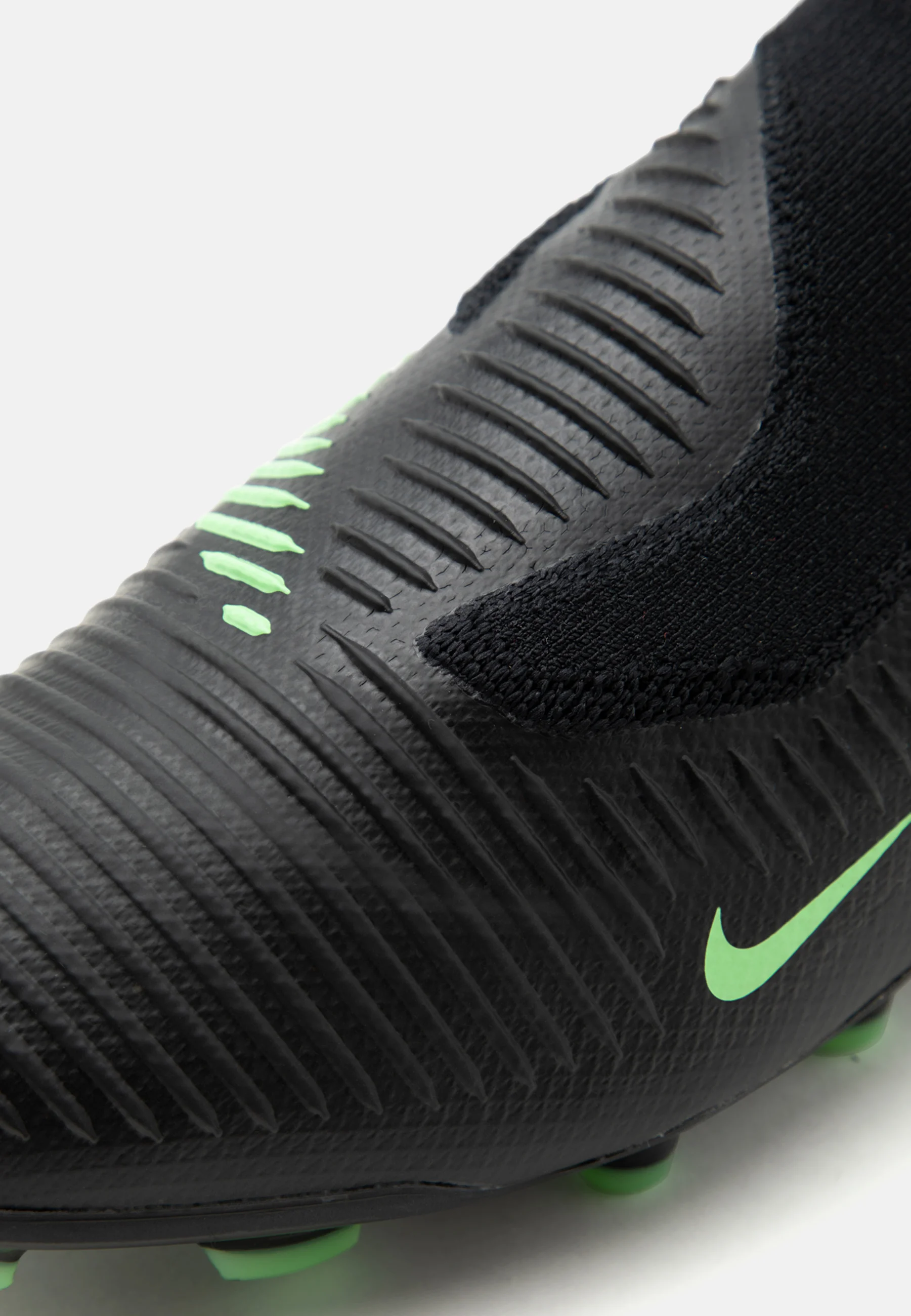Nike Phantom 6 High Pro FG : Précision ultime pour terrain ferme