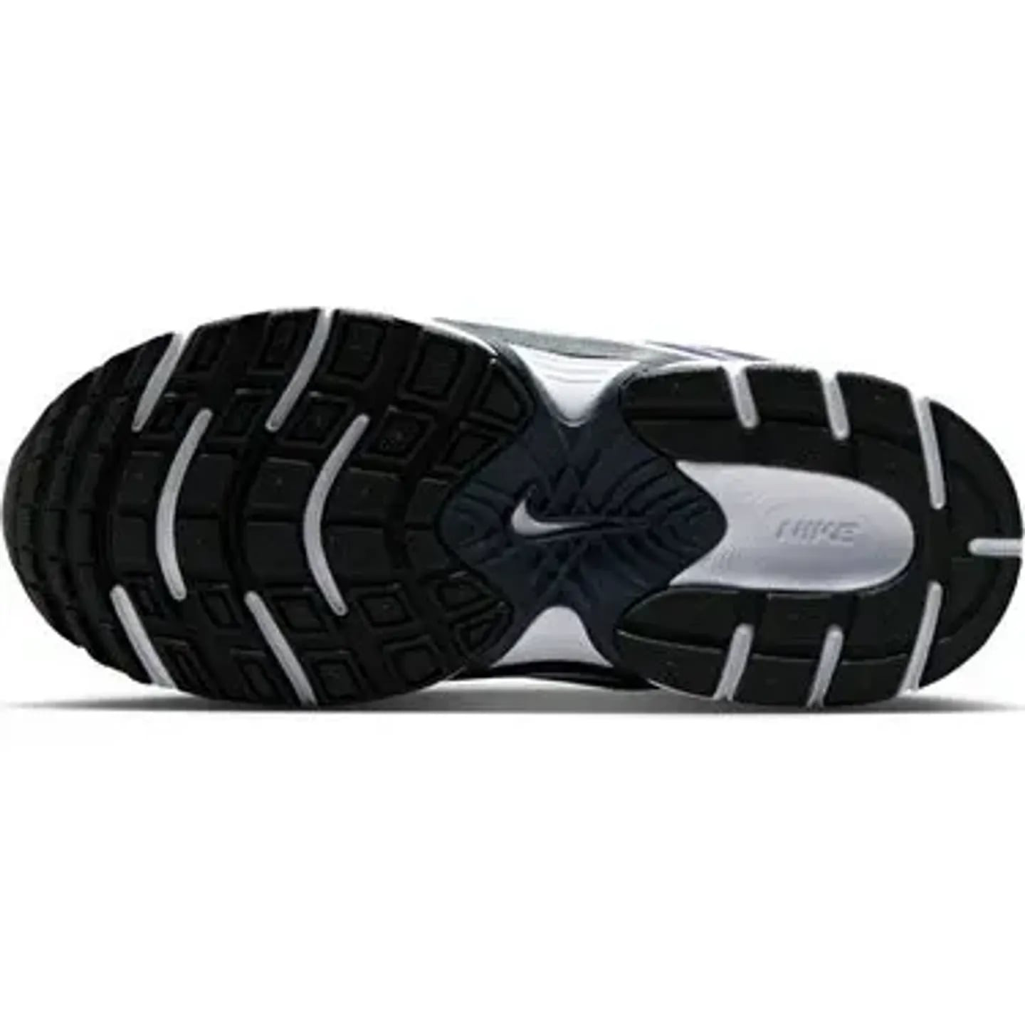 Gros plan sur la semelle extérieure en caoutchouc noire Nike V5 RNR Lace PS avec rainures flexibles 