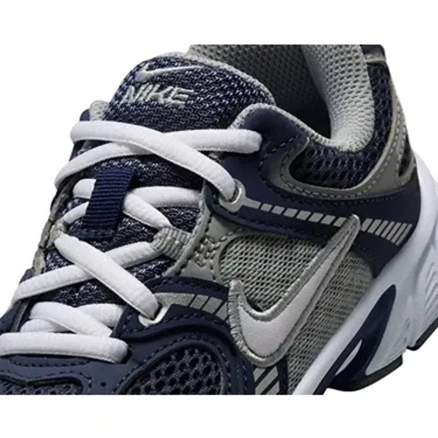 Gros plan des lacets blancs Nike V5 RNR Lace PS, mesh avant-pied et Swoosh argenté sur tige marine