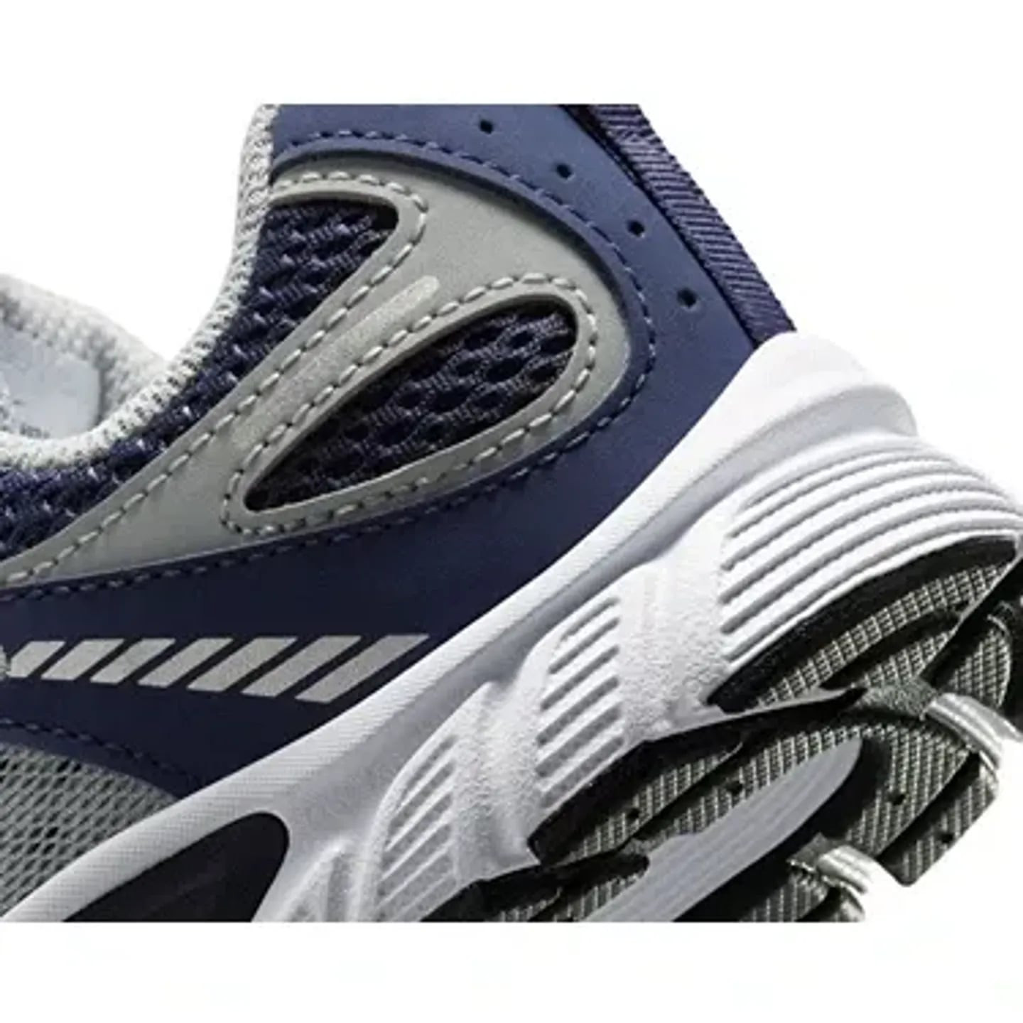 Détail du col arrière de la Nike V5 RNR Lace PS avec surpiqûres grises, rembourrage en mesh et semel