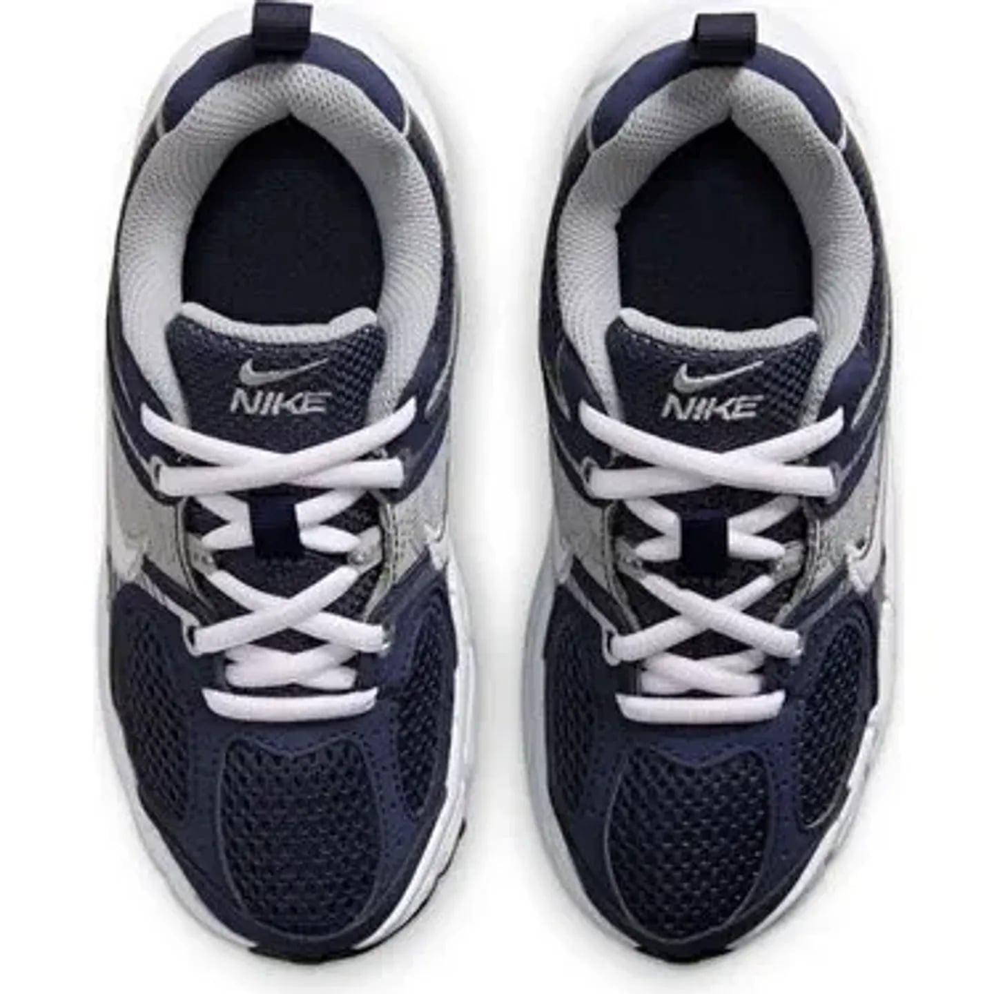 Vue de dessus des baskets Nike V5 RNR Lace PS avec lacets blancs et étiquettes de languette Nike