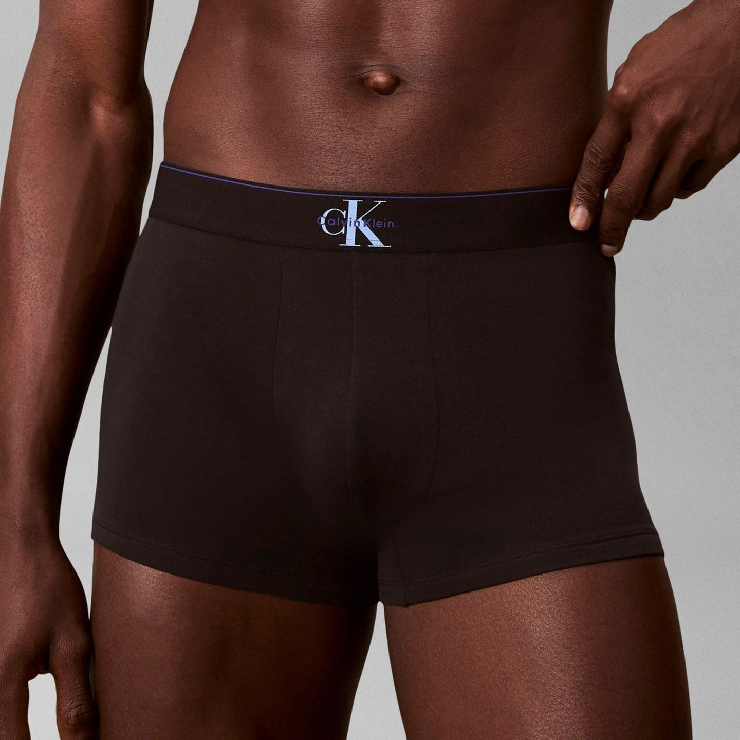 Gros plan d'un mannequin portant un boxer Calvin Klein noir avec ceinture élastique logo CK