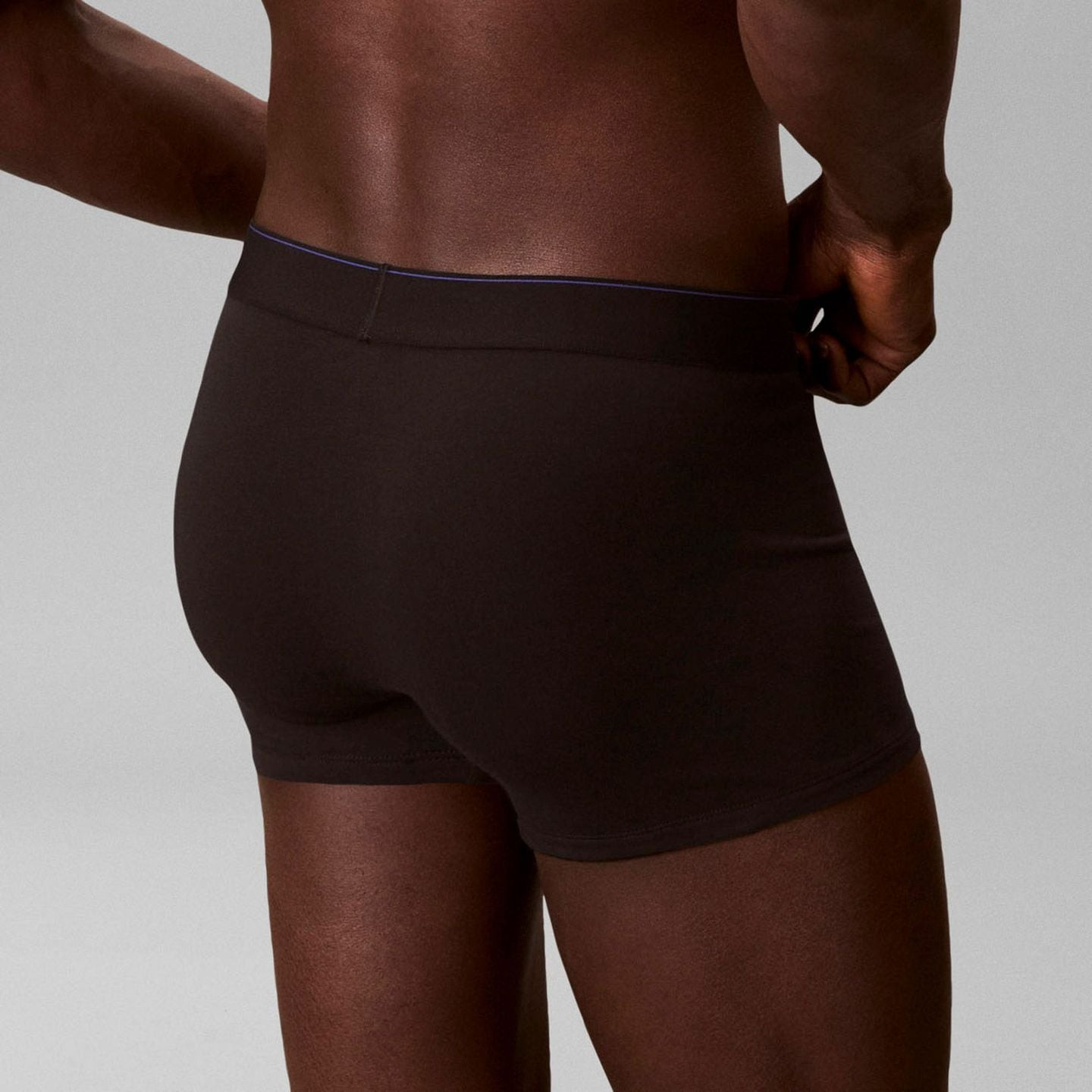 Vue de dos d’un boxer Calvin Klein noir porté par un mannequin, assise en coton lisse et ceinture lo