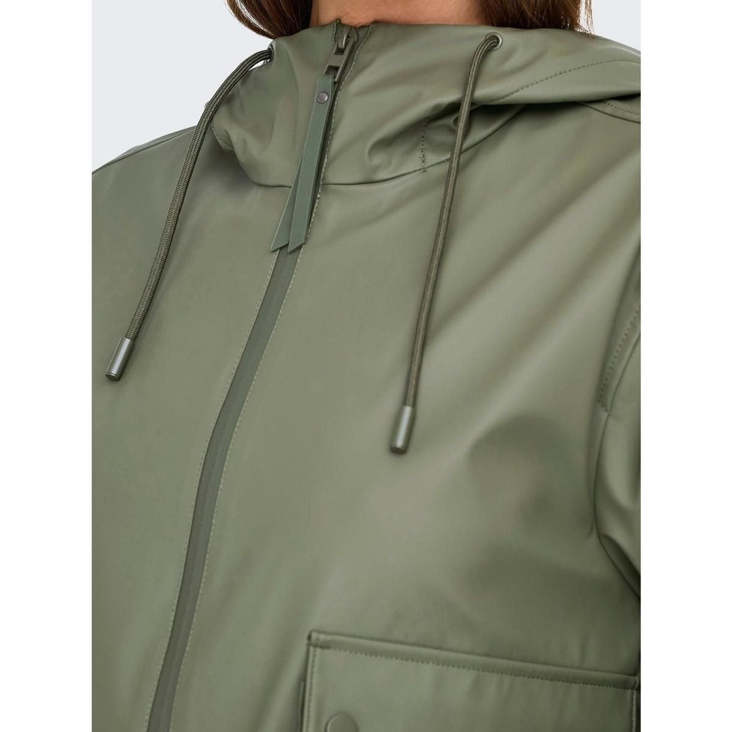 Détail du manteau de pluie court ONLELLEN OTW ONLY, capuche ajustable et zip frontal.