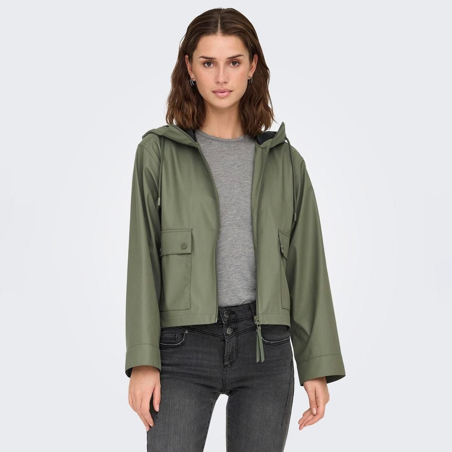Femme portant le Only Manteau De Pluie Court Onlellen OTW Imperméable Capuche Femme sous une averse 