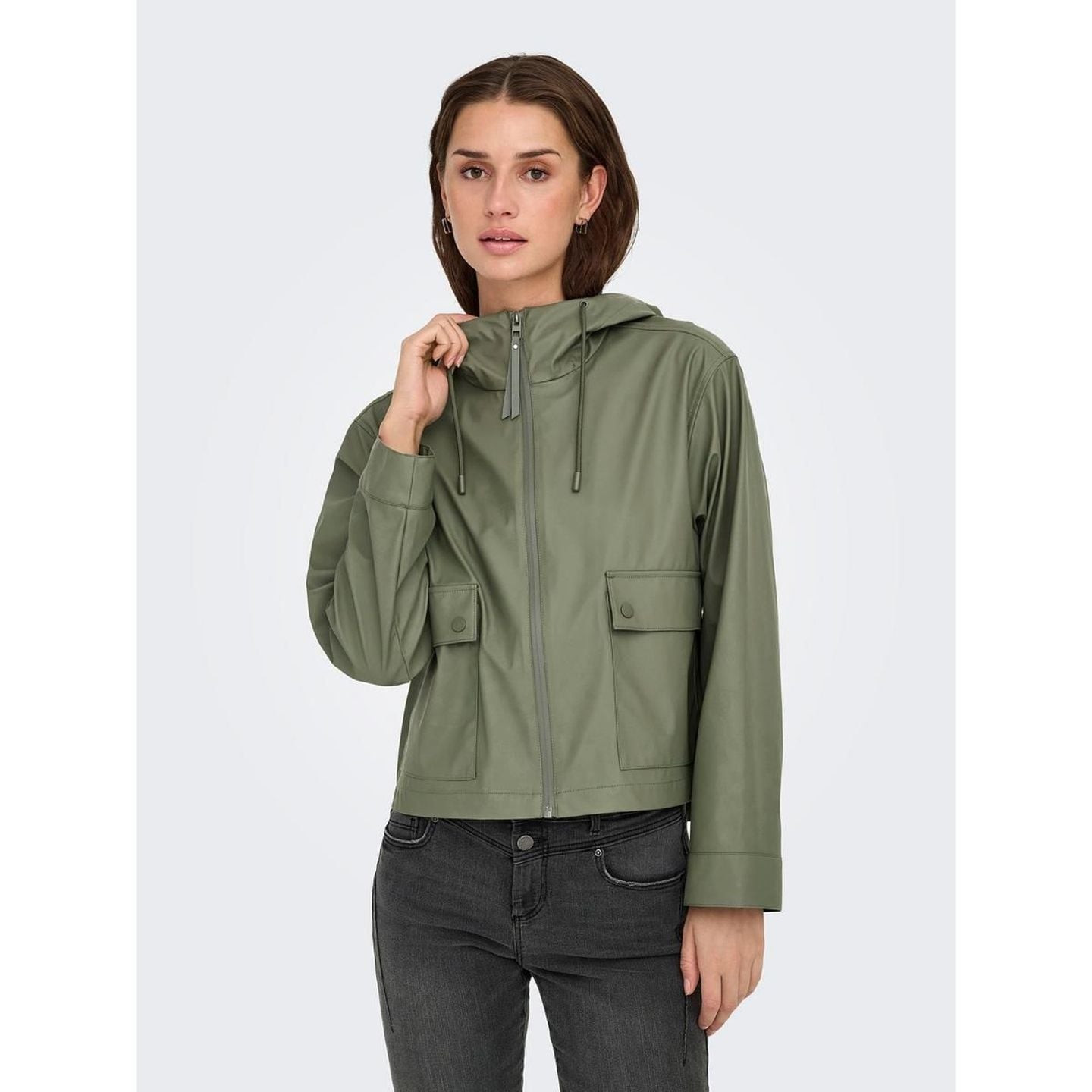 Femme en ville avec le Only Manteau De Pluie Court Onlellen OTW Imperméable Capuche Femme