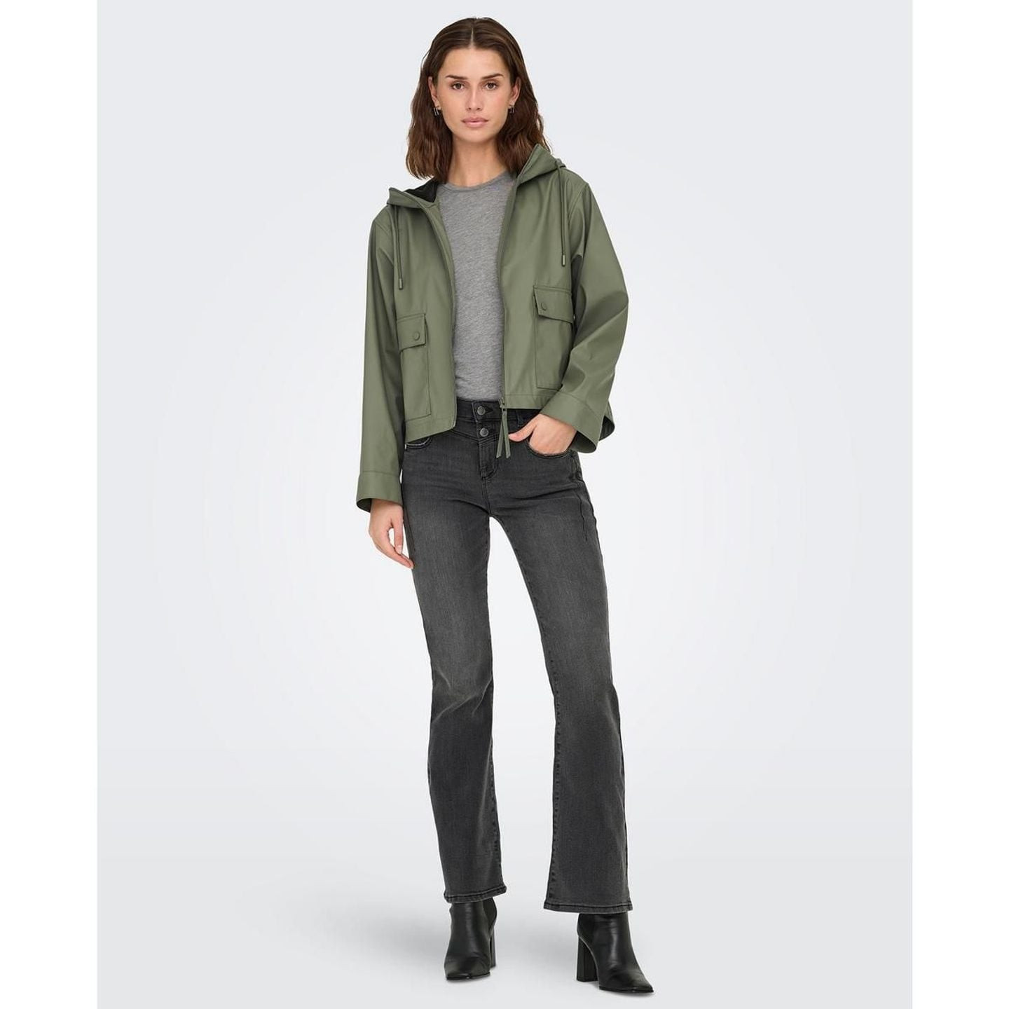 Femme portant le Only Manteau De Pluie Court Onlellen OTW Imperméable Capuche Femme sous la pluie