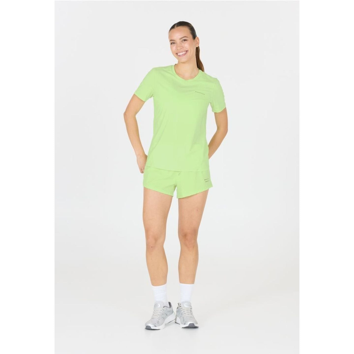Femme portant l'Endurance T-Shirt De Running Manches Courtes Nan Quick Dry Femme en extérieur