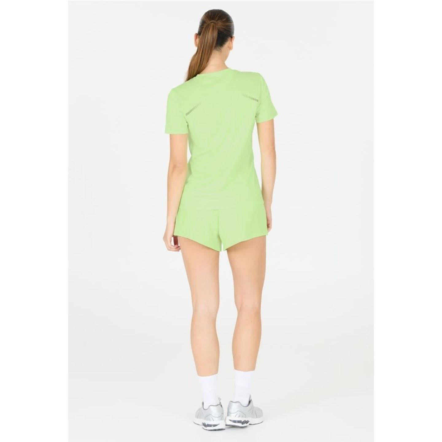 Coureuse portant le Endurance T-Shirt De Running Manches Courtes Nan Quick Dry Femme