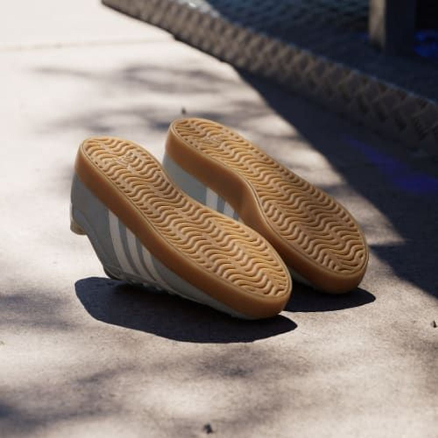 Adidas Baskets Basses Décontractées Vl Court 3.0 Style Skate Femme dans un décor urbain