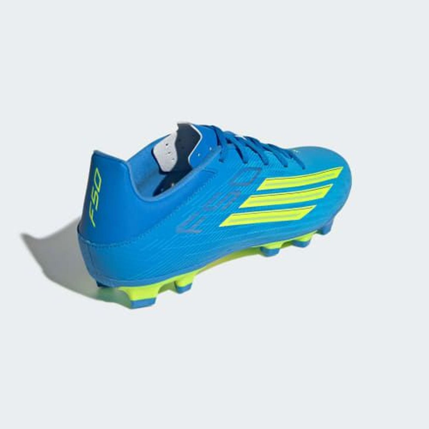 Adidas Chaussures De Football F50 Club FG/MG Terrains Fermes Et Synthétiques Unisexe en action sur l