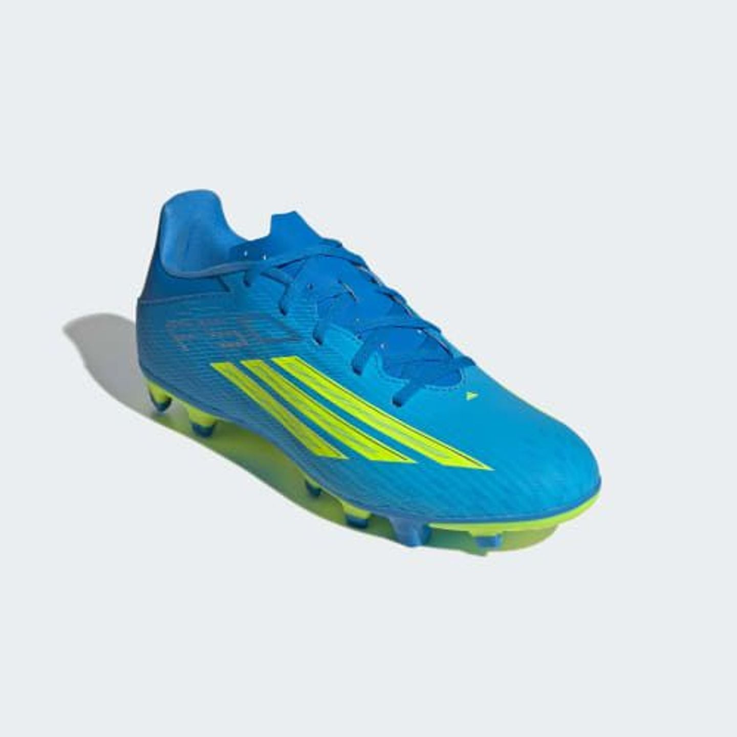Adidas Chaussures De Football F50 Club FG/MG Terrains Fermes Et Synthétiques Unisexe en action sur t