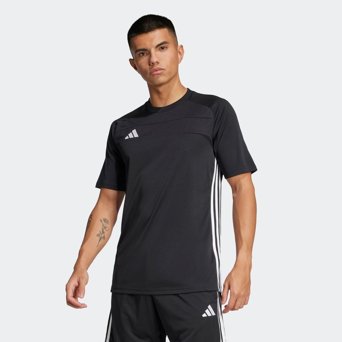 Adidas Maillot De Football Entraînement Tiro 25 Essentials Coupe Slim Homme porté lors d’une sortie 