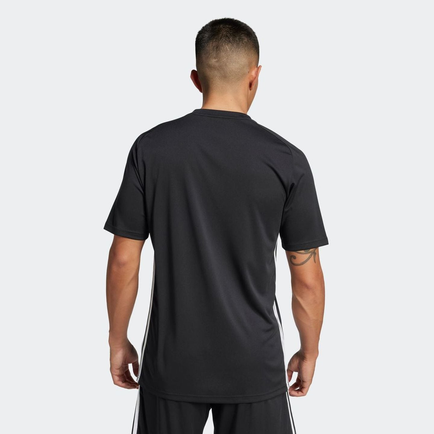Adidas Maillot De Football Entraînement Tiro 25 Essentials Coupe Slim Homme porté par un homme actif