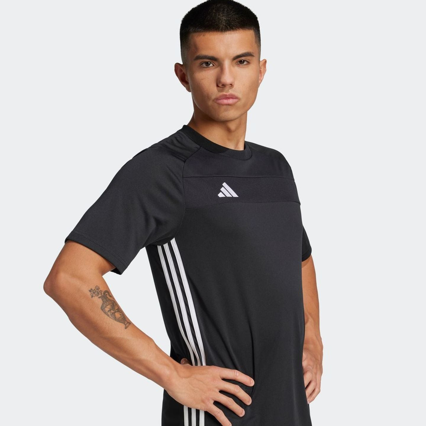 Adidas Maillot De Football Entraînement Tiro 25 Essentials Coupe Slim Homme lors d'une sortie urbain