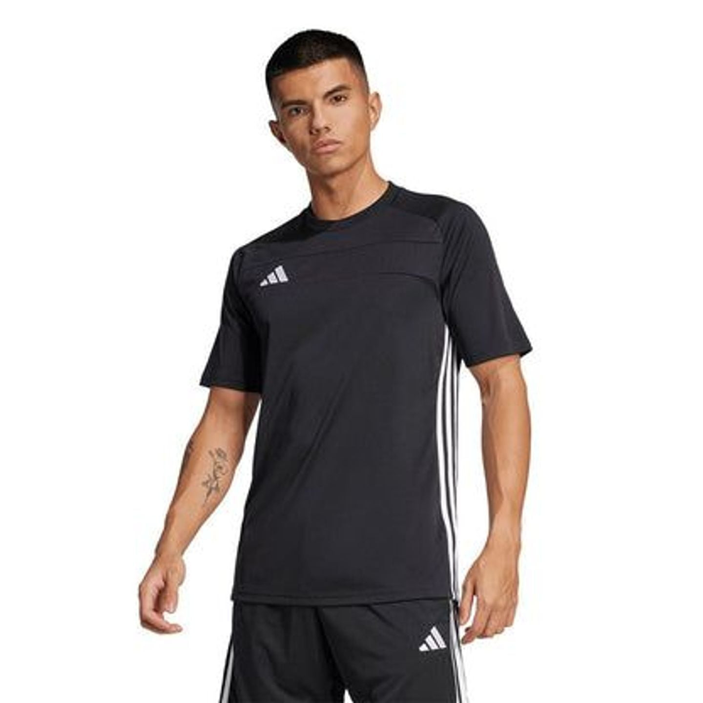 Homme portant l’Adidas Maillot De Football Entraînement Tiro 25 Essentials Coupe Slim Homme en ville